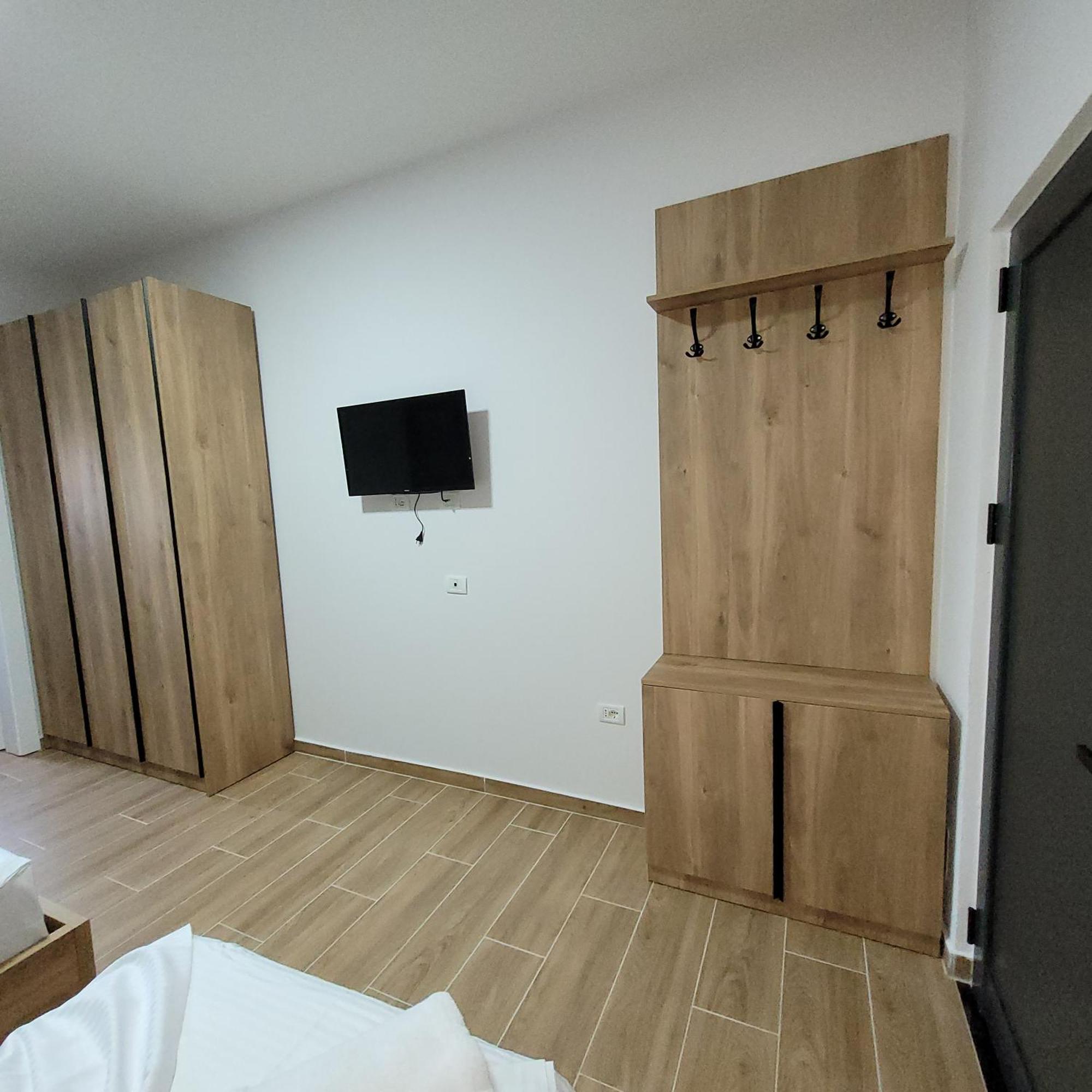 Hotel Erandi Rinas Buitenkant foto