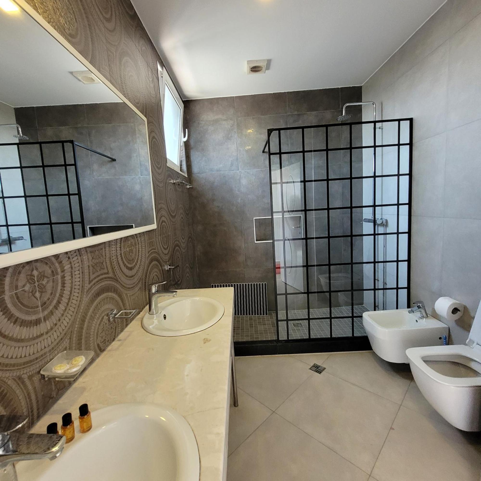 Hotel Erandi Rinas Buitenkant foto