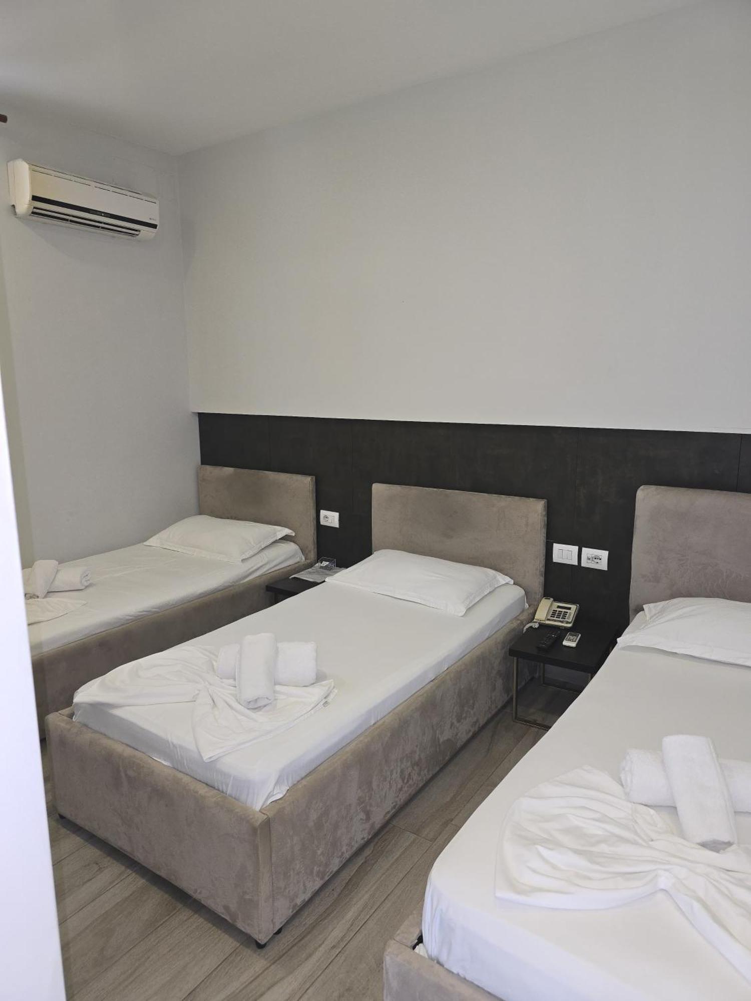 Hotel Erandi Rinas Buitenkant foto