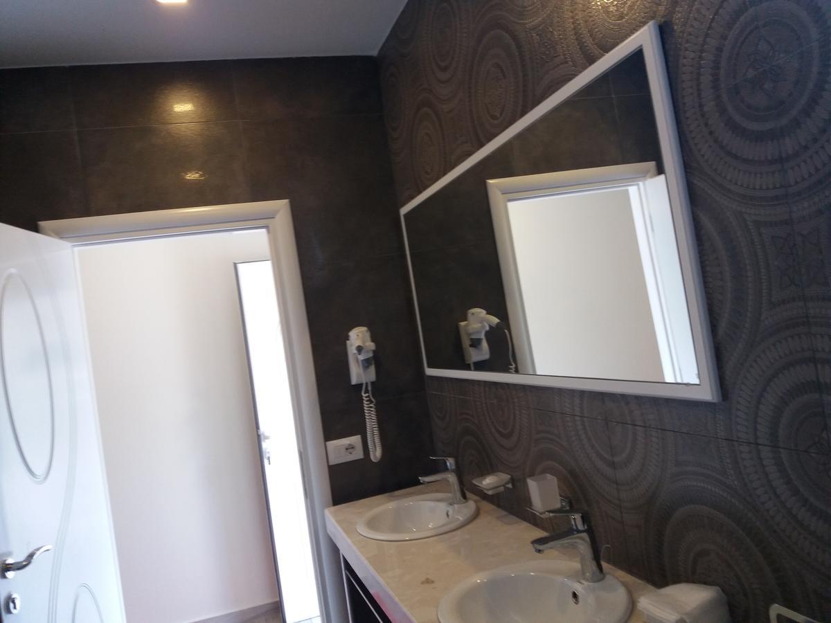 Hotel Erandi Rinas Buitenkant foto