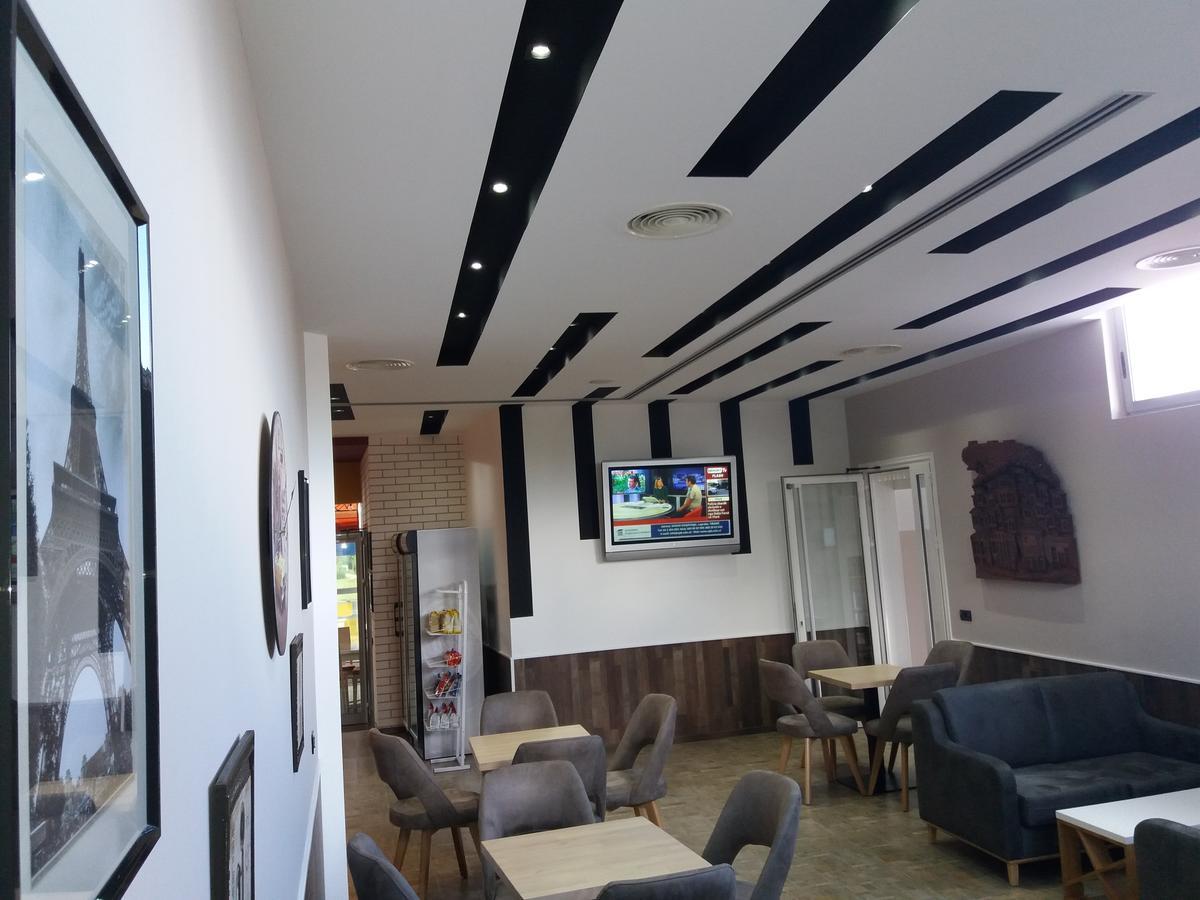 Hotel Erandi Rinas Buitenkant foto