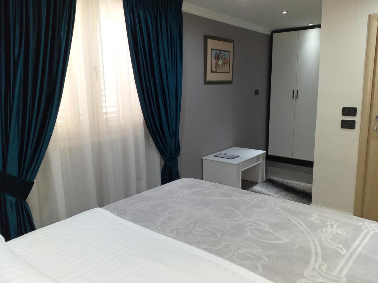 Hotel Erandi Rinas Buitenkant foto